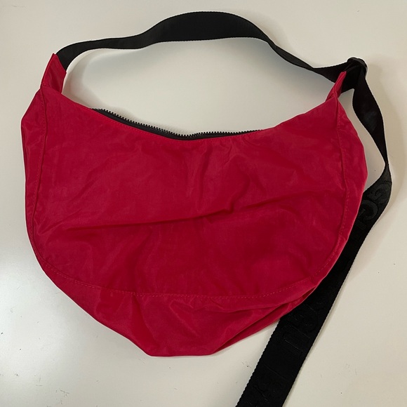 NWT BAGGU Medium Nylon Crescent Bag - Candy Apple - Picture 8 of 13